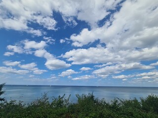 grüne Landschaft mit einem schönen, blauen Wolkenhimmel und Blick auf die Ostsee in Wilhelmshagen, Mecklenburg - Vorpommern