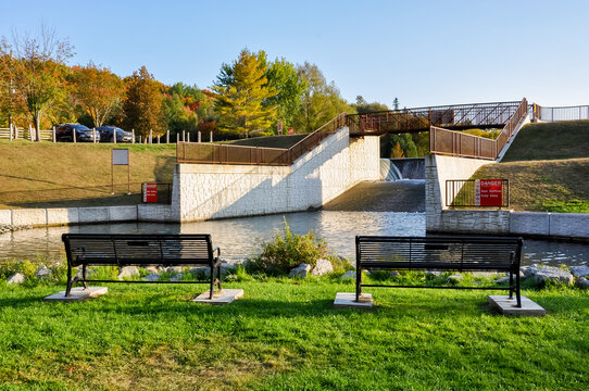 Metal benches facing the dam 