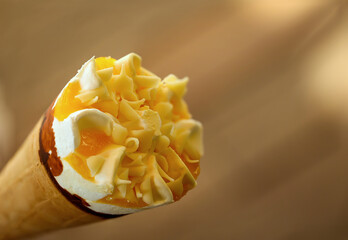 Eine Eistüte mit Eis und Fruchtsoße, Waffeleis, Eine Eistüte aus Waffel.
