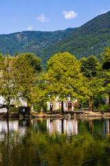 Lac des Quinconces dans le parc thermal à Bagnères-de-Luchon dans les Pyrénées