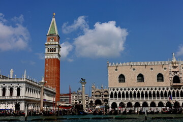 Fototapeta premium Der Markusplatz in Venedig im Sommer