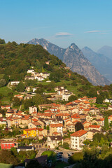 Vista panoramica della città di Bre in Svizzera con il lago di Lugano e le Alpi sullo sfondo