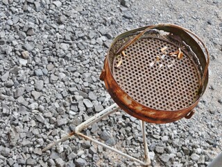 Grill mit Zigarettekippen von oben