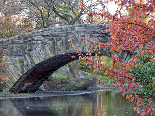 Fototapeta premium Gapstow Bridge in Central Park, late autumn