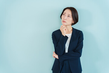 考えるビジネスウーマン　ブルーバック