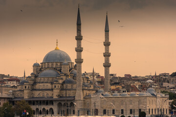 Obraz premium View of Yeni Cami Mosque at sunset, Istanbul, Turkey
