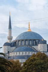 Obraz premium Autumnal view of the Blue Mosque from Sultanahmet Square, Istanbul, Turkey