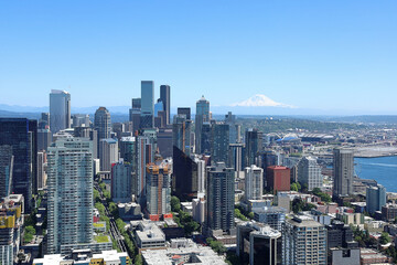 Fototapeta premium View of Downtown Seattle with Mt Rainier on a clear and sunny day.