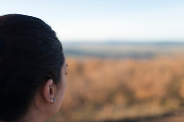 mujer mirando el infinito desde la montaña 2023