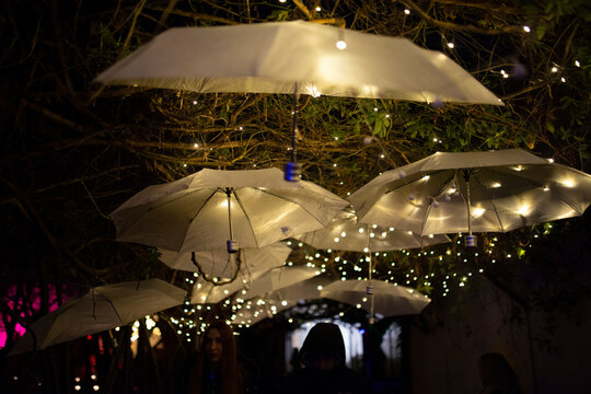 paraguas de luz blanco iluminaci&oacute;n decorativa en jardines