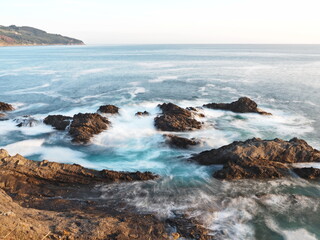Oleaje sedoso sobre rocas en la costa del mar cant&aacute;brico