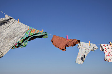 Wäsche und Textilien auf einer Wäscheleine draussen zum trocknen