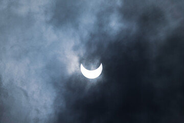 El eclipse solar en una tarde de Noviembre © Alexis Ayala