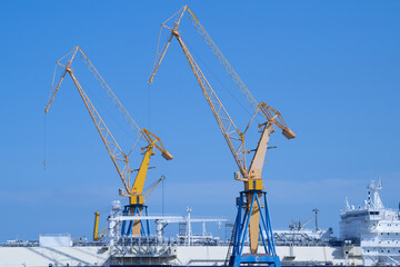Große Hafenkräne am reperatur Dock der Werft Damen Shiprepair Brest, Frankreich