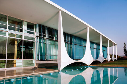 Alvorada Palace, architectural design made by Oscar Niemeyer, sometimes used as Brazil's President Official Residence, Palace subject to public visitation. Brasilia, Brazil, 2019.