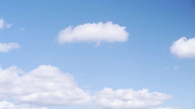 Nuages dans le ciel bleu