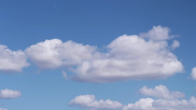 Nuages dans le ciel bleu