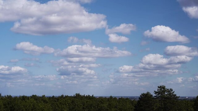 Nuages dans le ciel bleu