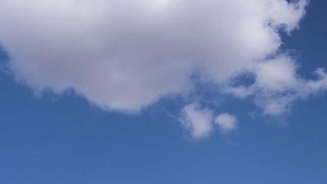 Nuages dans le ciel bleu