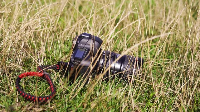 Appareil photo dans l'herbe