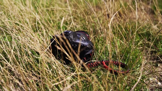 Appareil photo dans l'herbe