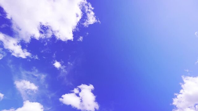 Nuages dans le ciel bleu