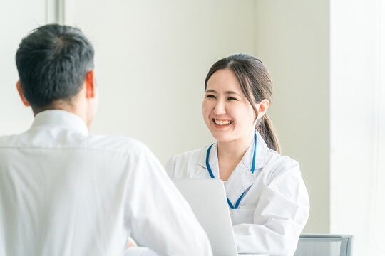 患者に笑顔で説明する女性医師・医者（健康診断・人間ドック・診察・診断・検査）
