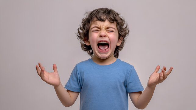 ni&ntilde;o enojado haciendo berrinche gritando y sacando su frustracion con sus emociones disgustado e irritado