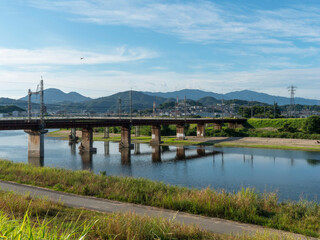 大和川に架かる近鉄道明寺線の鉄橋と山々の風景