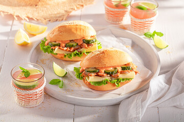 Delicious and healthy sandwich made with fresh ingredients and chicken.