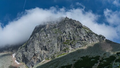 웅장하게 솟아오른 바위산과 안개