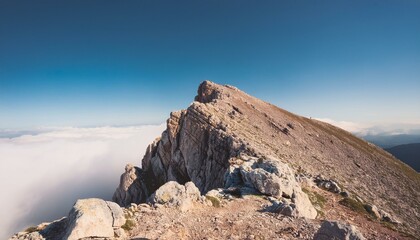 웅장하게 솟아오른 바위산과 안개