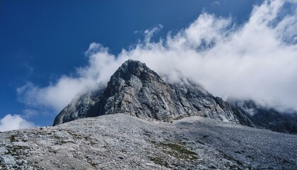 웅장하게 솟아오른 바위산과 안개