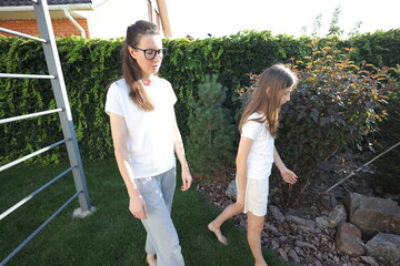 Obraz premium Mother and daughter having fun in the backyard