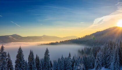 Obraz premium Winter Sunrise: Foggy Forest and Mountains in the Countryside