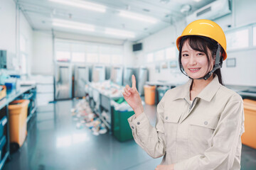 ゴミ清掃の仕事をする若い女性