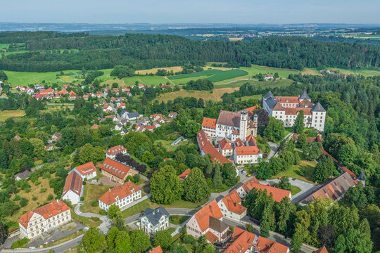 Ausblick auf die Gemeinde und Schloss Wolfegg im W&uuml;rttembergischen Allg&auml;u