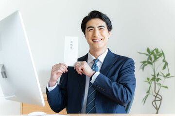 退職届を持つサラリーマン