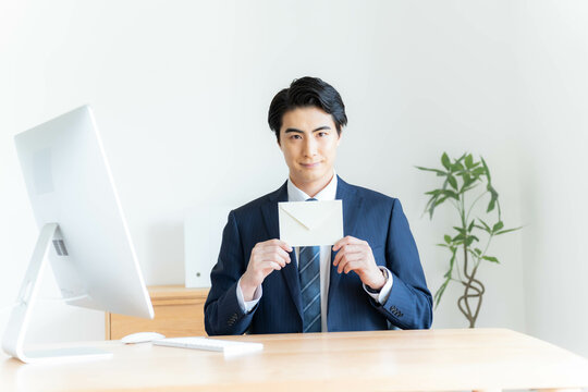 招待状を持つサラリーマン