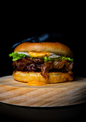 Hamburguesa con huevo frito, bacón y ensalada