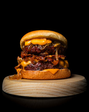Hamburguesa con queso cheddar, bac&oacute;n y cebolla caramelizada