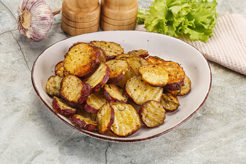 Baked red batat slices with herbs