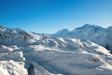 Obraz premium View of snowy mountains on a sunny day