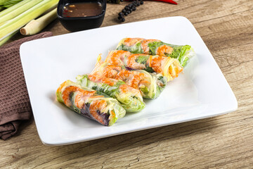 Vietnamese spring roll with prawn and mango