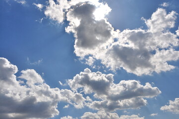 Obraz premium White clouds in blue sky at sunny day