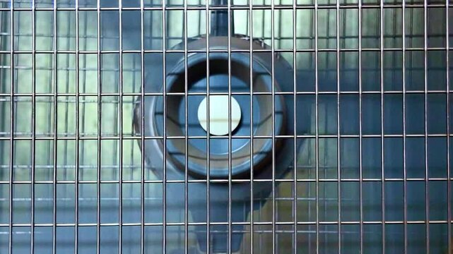 Plano corto cerrado de las aspas de un ventilador retro funcionando girando y dando aire 