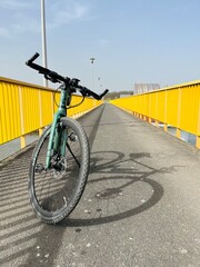 Rower na moście żółtym © Krzysztof