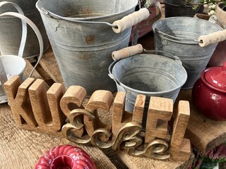 Alte Blecheimer stehen auf einem Holztisch