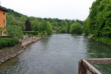 Fototapeta premium Il fiume Mincio a Borghetto sul Mincio nel territorio di Valeggio sul Mincio in provincia di Verona, Veneto, Italia.