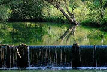 Neckar mit Staustufe